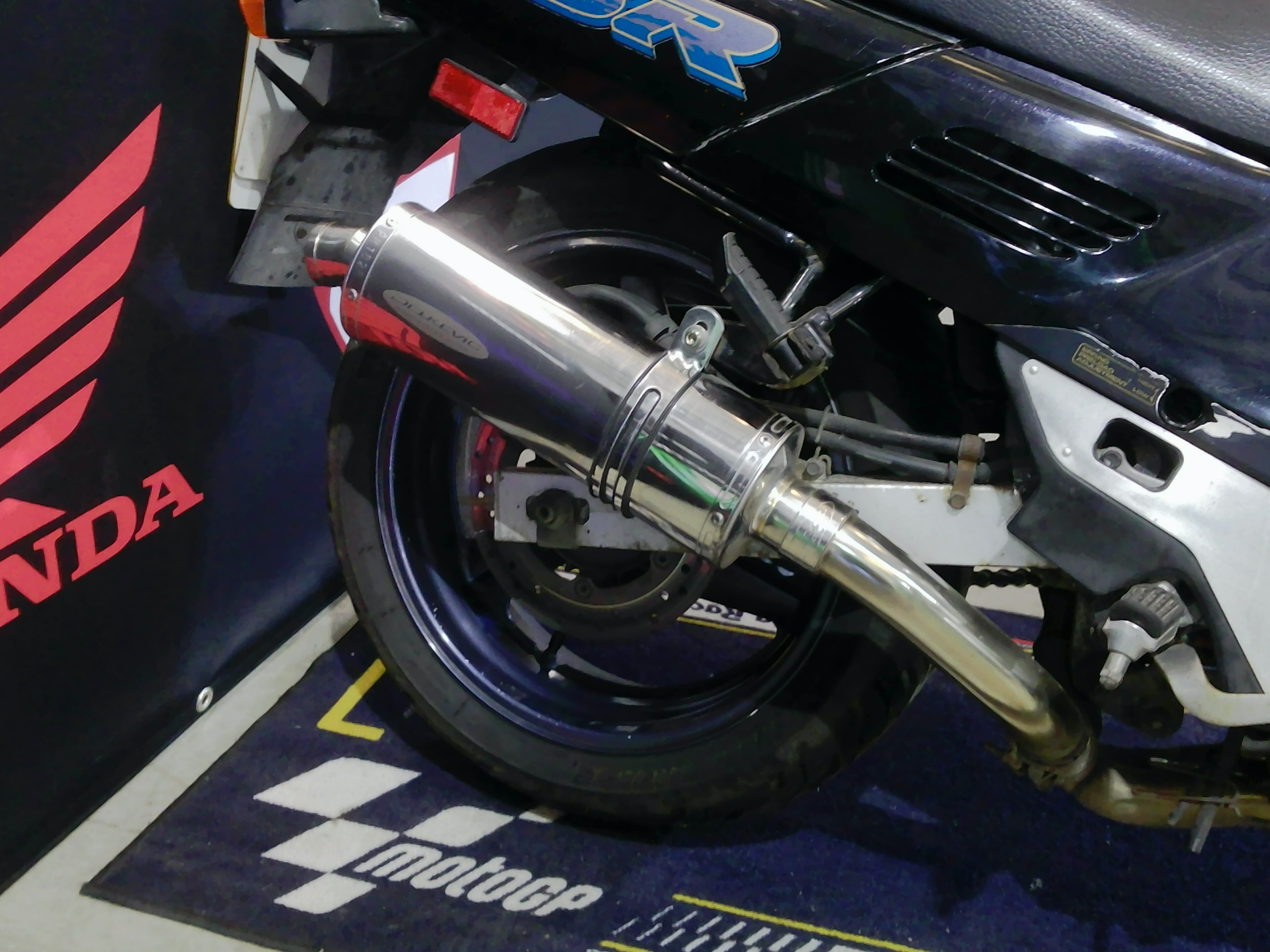 Honda CBR1000F (1993) - Image 7