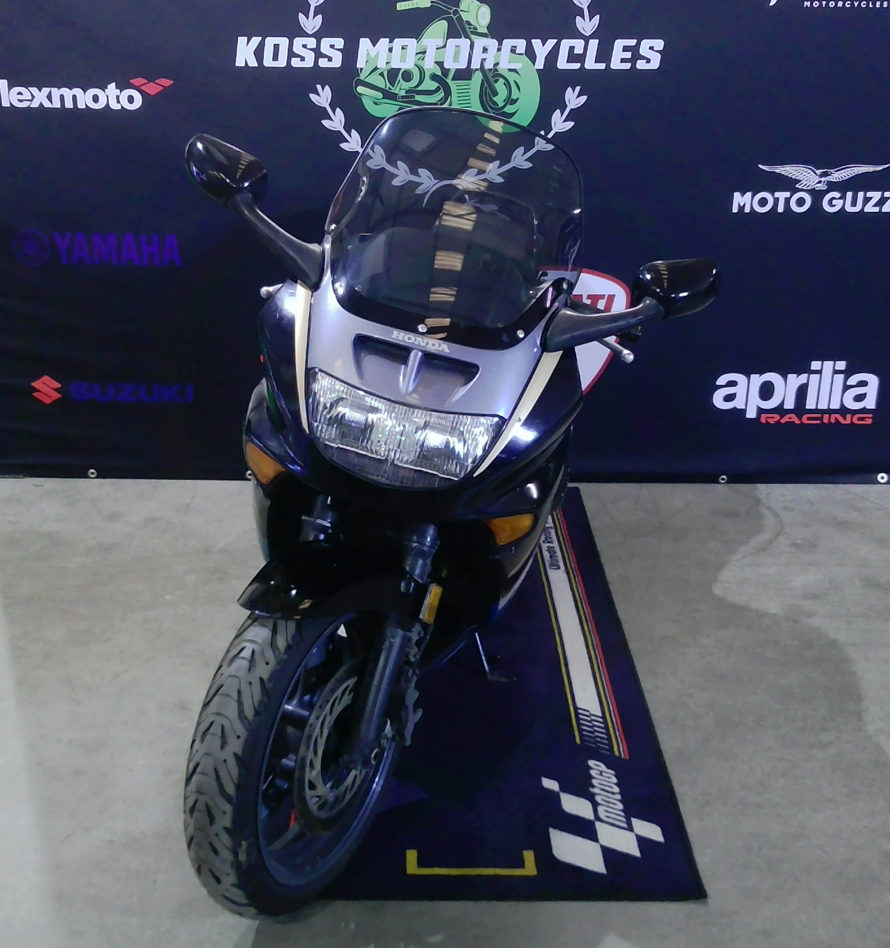 Honda CBR1000F (1993) - Image 8