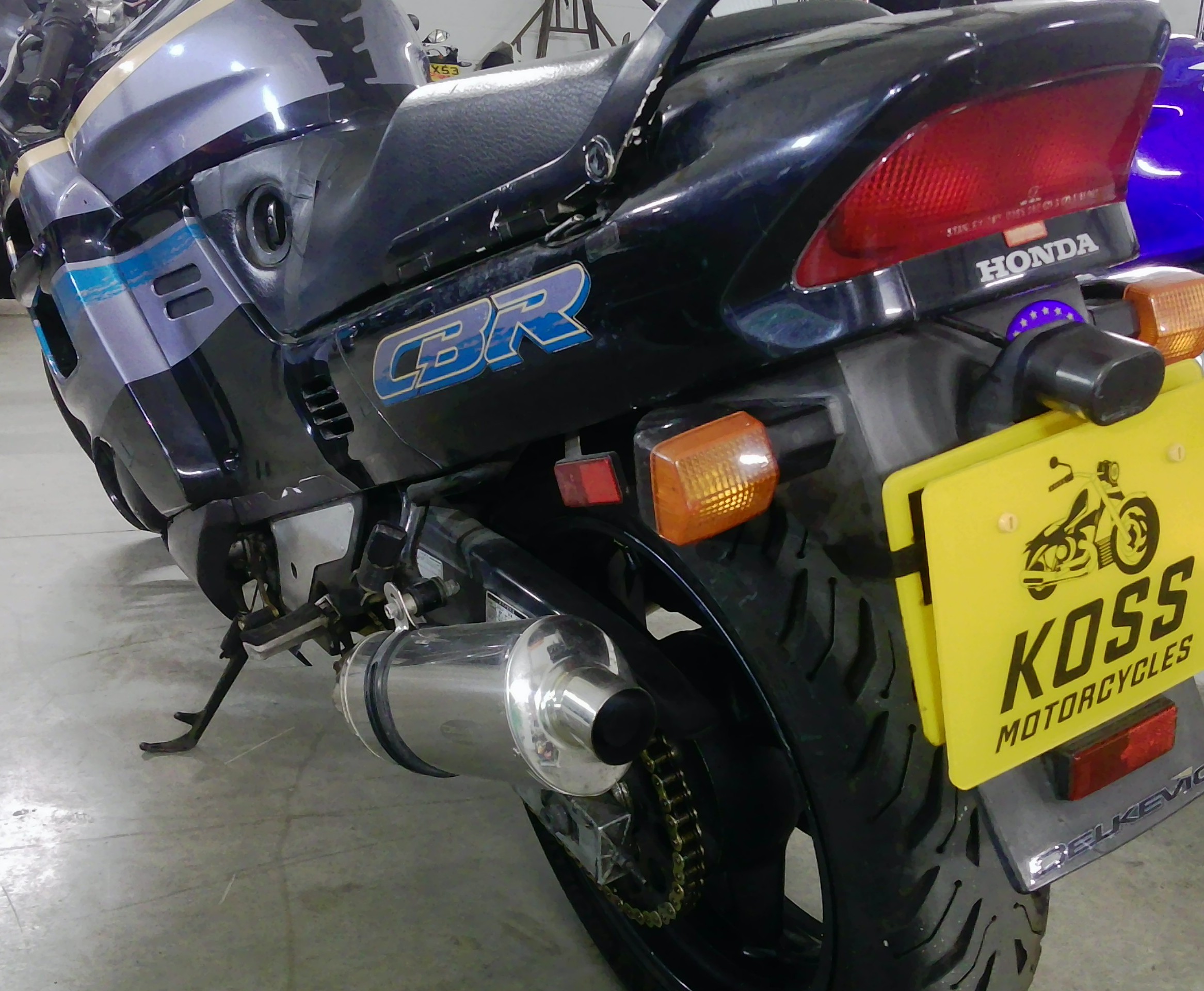 Honda CBR1000F (1993) - Image 12