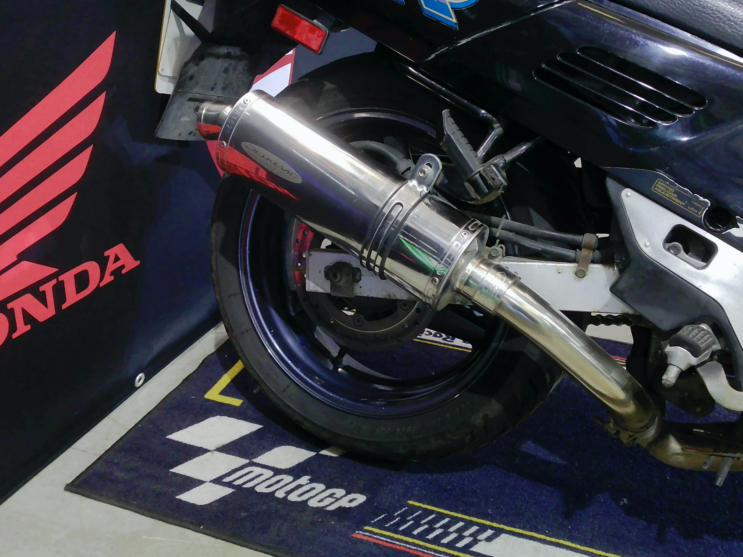 Honda CBR1000F (1993) - Image 13