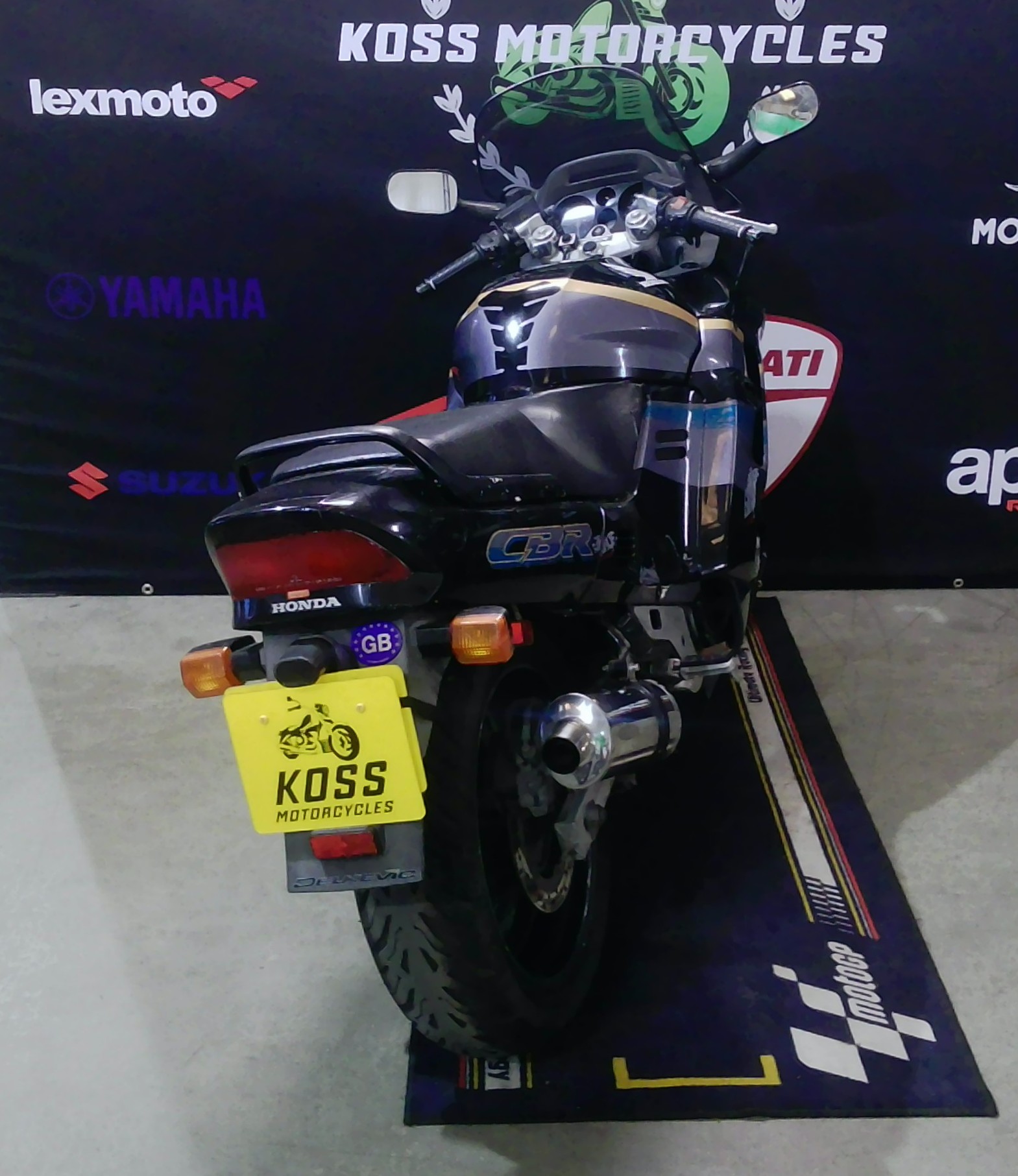 Honda CBR1000F (1993) - Image 15